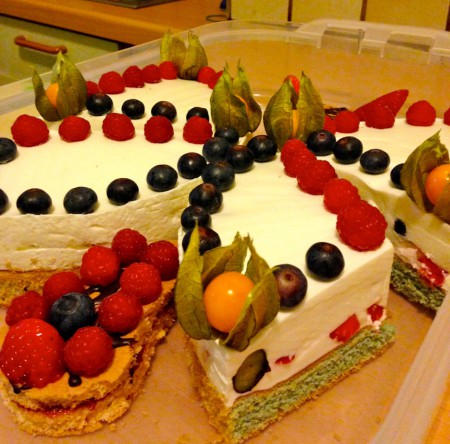 Joghurt-Obsttorte - Biskuitboden, Joghurt-Sahne-Creme, diverse Früchte