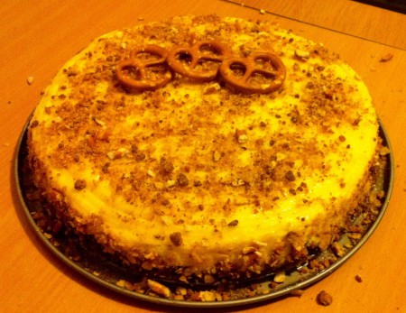 Coffee Toffee Cheesecake with a twist (aus "Das Große Backen") - Boden aus einer Mischung aus zerkrümelten Hobbikeksen, Chips und Salzbrezeln, Käsecreme, Bröselmasse wie Boden als Dekor