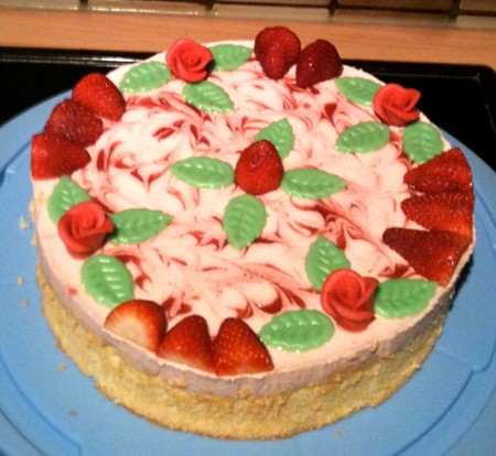 Erdbeertorte - Biskutiboden, Erdbeercreme, Erdbeeren und Zuckerrosen als Dekor