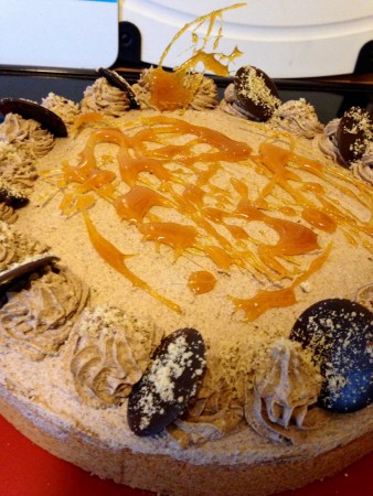 Haselnusscremetorte - Rührteigboden, Hasselnusscreme, selbstgemachte Schokotaler und Karamell als Dekor