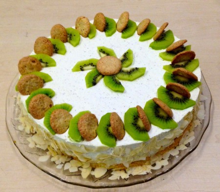 Stracciatella-/Kiwitorte - Biskuitboden, Stracciatellacreme, Kiwispalten und selbstgemachte Macarons als Dekor