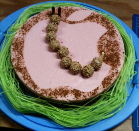 Apple Torte - Biskuitboden, Apfelmusjoghurtcreme (eingefärbt), Giotto und essbares Gras als Dekor