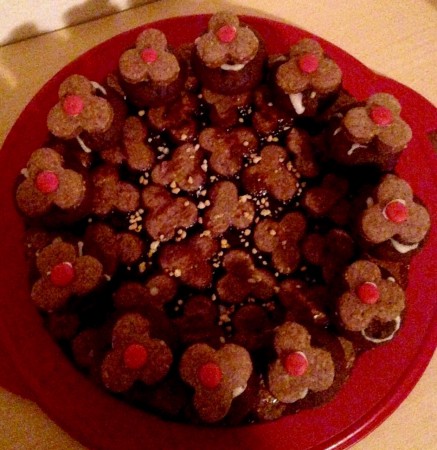 Linzertorte - Schoko-Mandel-Mürbeteig, Marmelade, Mürbeteigkekse und Mini Schokomuffins als Dekor