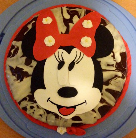 Minnie Mouse - Sachertorte, helle/dunkle Kuvertüre, Minnie Mouse selbst gemacht aus Fondant