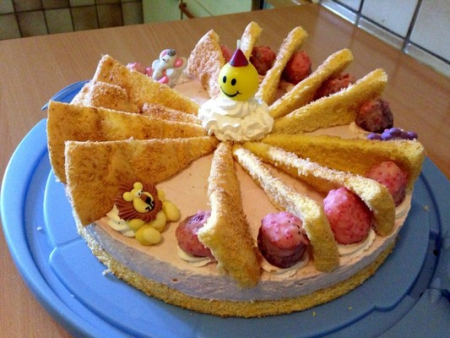 Fächertorte - Biskuitboden, Erdbeer-Joghurt-Creme, Erdbeeren mit pinker Zuckerglasur, Biskuit mit Kokosstreußel in Ecken geschnitten