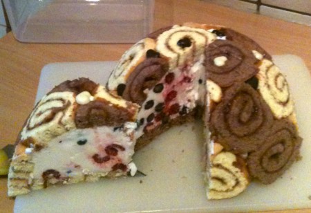 Charlotte - Biskuitroulade Vanille, Biskuitroulade Schoko, Joghurt-Sahne-Creme mit Beeren