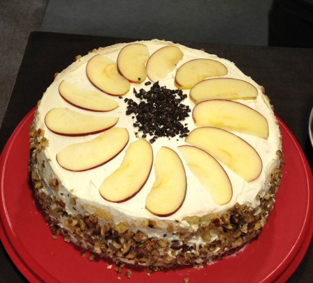 Tiramisu Apfeltorte - Haselnussbiskuit, Apfelkompottgelee, Topfen-/Mascarponecreme, Apfelspalten und karamellisierte Haselnüsse als Dekor