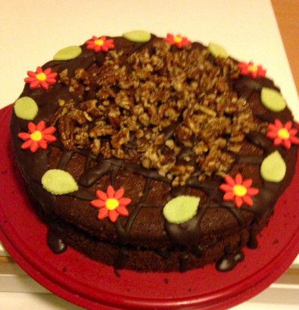 Pekannusstorte - Rührteig, Schokoladeglasur, selbst gemachtes Fondant und Pekannüsse als Dekor