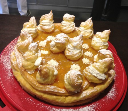 Brandteigtorte mit Aprikosenfüllung