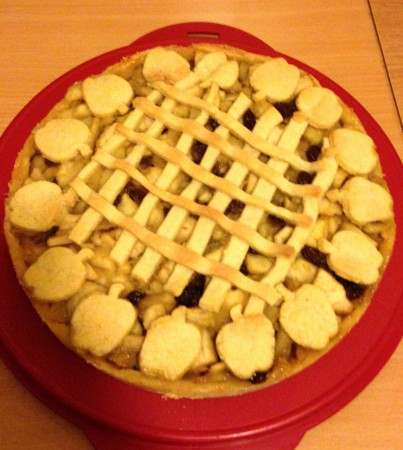 Apfel-Linzer-Torte - Mürbeteigboden, Apfelbelag, Mürbeteigkekse in Apfelform und Mürbeteiggitter als Dekor