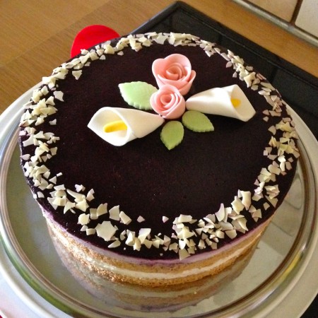 Topfen-/Heidelbeertorte - Erdbeerbiskuit, Topfencreme mit Heidelbeeren, Heidelbeergelee, selbstgemachte Fondantblumen als Dekor