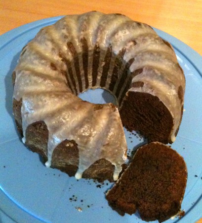 Schokogugelhupf mit Rum-/Zuckerglasur