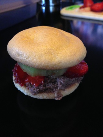 Süßer Burger - Biskuitburger, Schoko-Sahne-Creme, Erdbeeren, Kiwi