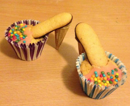 High Heel Muffin - Vanillemuffin, Löffelbiskuit, Waffelhörnchen, Zuckerstreusel und -glasur als Dekor