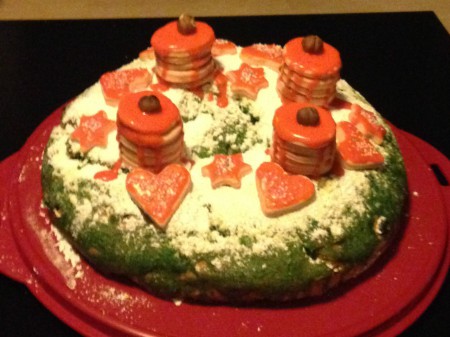 Adventkranz - Germteigkranz, Mürbeteigkekse gestapelt als Kerzen, Haselnüsse als Docht für die Kerzen, Staubzucker