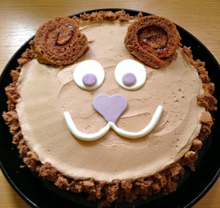 Teddy - Schokobiskuit, Schoko-Sahne-Creme, Ohren aus Roulade, Fondant als Dekor