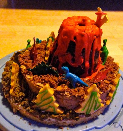 Dinosauriertorte - Biskuittorte, mini Schokogugelhupf, Bäume aus Mürbeteig, Schokodrops als Lava 