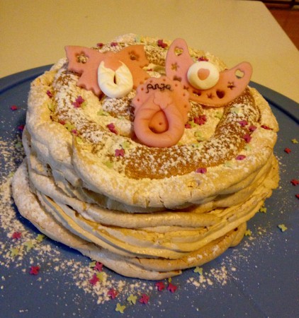 Kardinaltörtchen - Kardinalschnitte als Torte, Schnuller selbst gemacht aus Fondant und Zuckerstreusel als Dekor