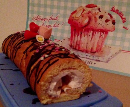 Erdbeerroulade mit Dekor 