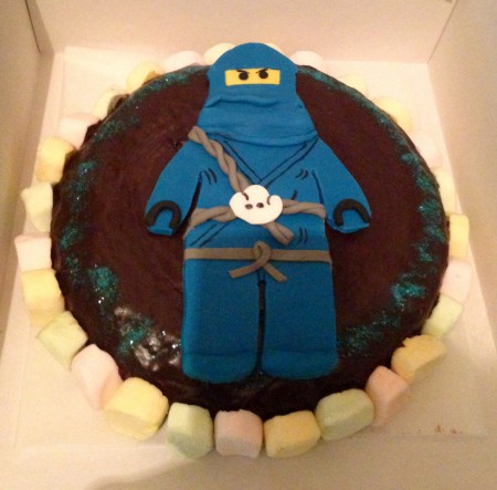 Legoninja - Sachertorte mit Marshmallowrand und selbst gemachtem Fondantninja