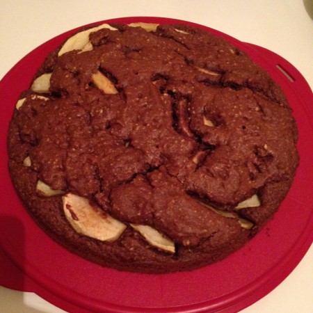 Schoko-Nusskuchen mit versunkenen Äpfeln